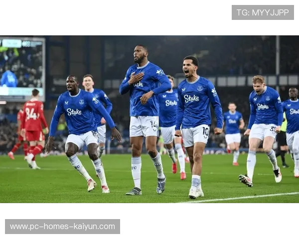 英超曼城中路组织流畅,连续渗透制造威胁